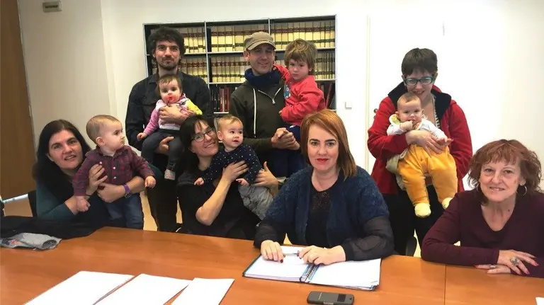 Ainhoa Aznárez, Presidenta del Parlamento, con representantes de Amabizia.