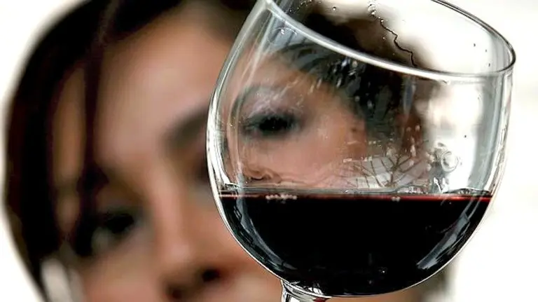 La bebida que están investigando no contiene alcohol pero provoca sensanción de embriaguez. EFE