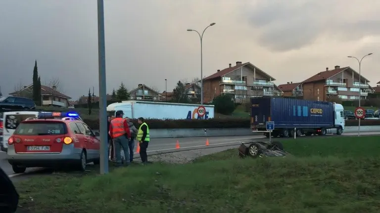 El vehículo volcado en el accidente sufrido en la rotonda de Itaroa.
