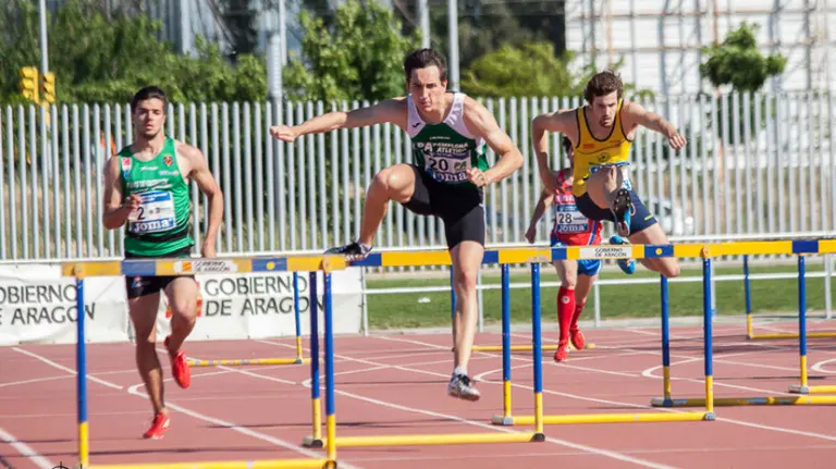 Carrera de vallas con presencia del Pamplona Atlético.