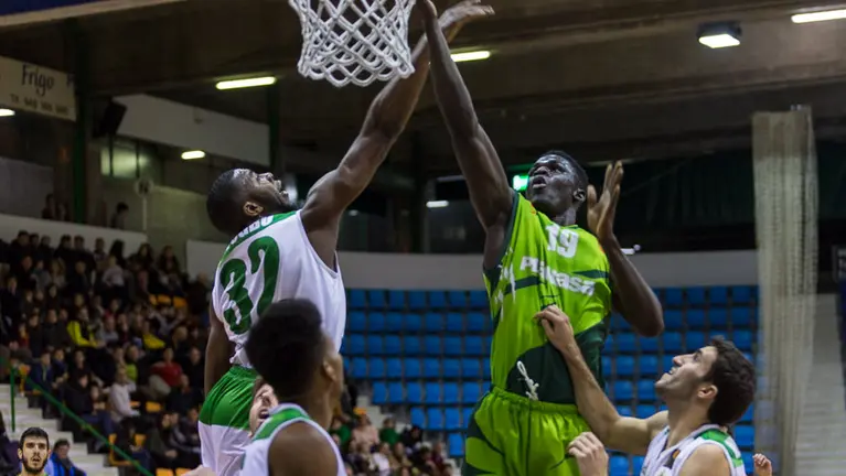 Partido entre Planasa Navarra y Amics Castelló (85-81) en el pabellón Anaitasuna (14). IÑIGO ALZUGARAY