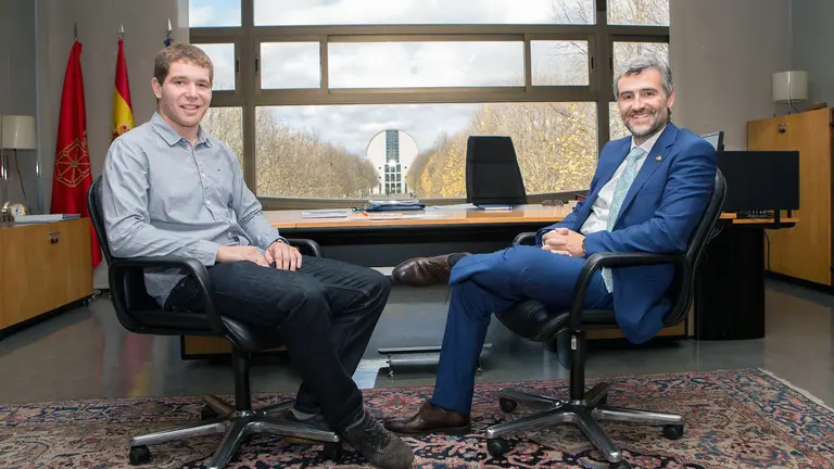 El rector Carlosena (dcha.), con Eneko Iriarte