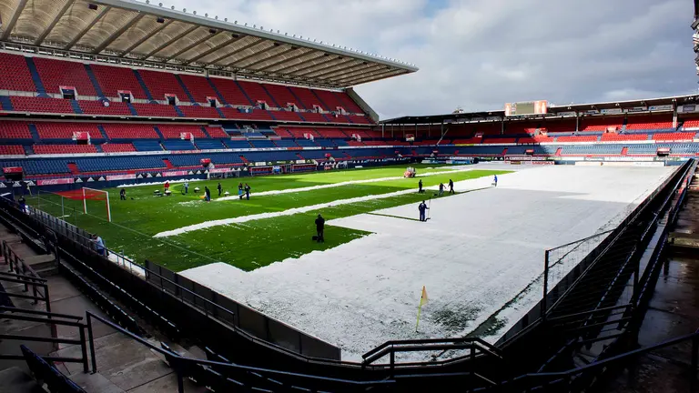 Operarios del C.A. Osasuna retiran esta mañana la nieve acumulada en el estadio de El Sadar tras las últimas precipitaciones caídas la pasada madrugada en Pamplona y que han acumulado menos espesores de lo previsto. EFE/Villar López