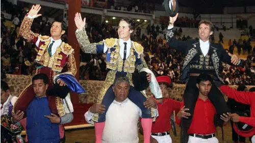 Hermoso de Mendoza sale a hombros de la plaza de Tepeapulco.