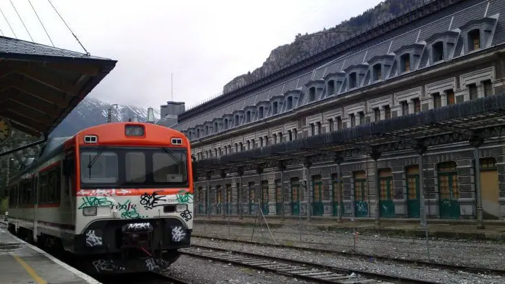 Tren de Canfranc a Jaca 'El Canfranero'.