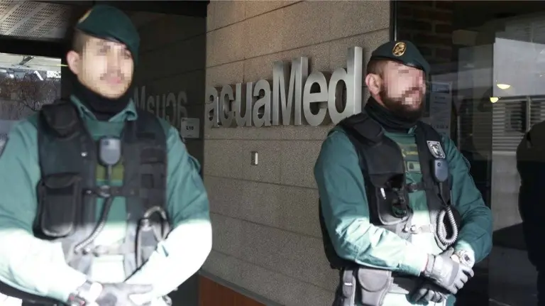 La Guardia Civil en la sede de la empresa Acuamed, este lunes. Víctor Lerena EFE.