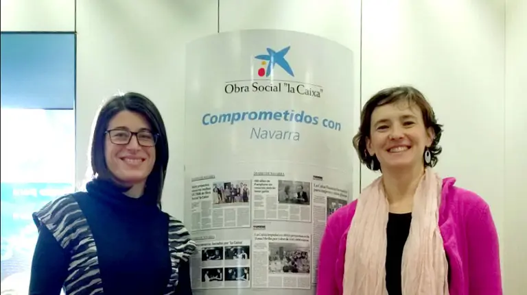Herminia Garcés Bueno, directora de la oficina de CaixaBank en Roncal, ha entregado la ayuda a Maddi Mandazen Elizalde, trabajadora social del Valle de Roncal.