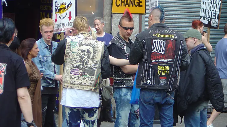 Un grupo de estilo punk.