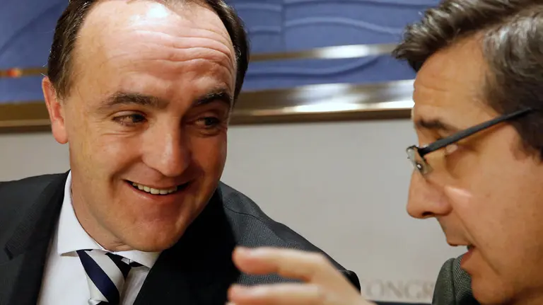 El presidente de UPN, Javier Esparza,c., durante su comparecencia en la sala de prensa del Congreso. EFE