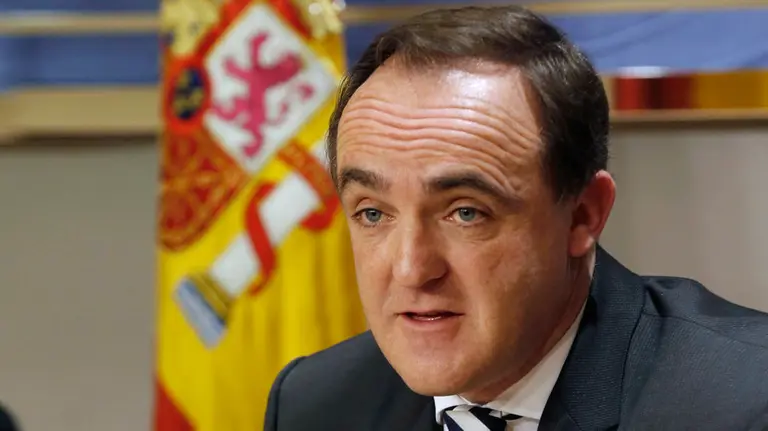 El presidente de UPN, Javier Esparza,c., durante su comparecencia en la sala de prensa del Congreso. EFE