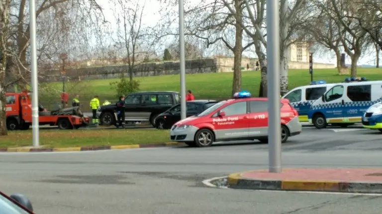 El veh&iacute;culo accidentado en el cruce de la Vuelta del Castillo con P&iacute;o XII.
