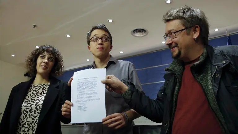 Íñigo Errejón (c) junto a Alexandra Fernández (En Marea Podemos) y Xavier Domènech (En Comú-Podem). EFEBallesteros