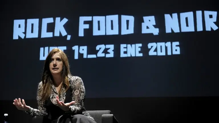 La escritora Dolores Redondo, autora de la Trilogía del Baztan, durante la conferencia inaugural hoy en la capital navarra de "Pamplona Negra", que lleva por título "El espectro y el alma en la novela". EFE/Villar López