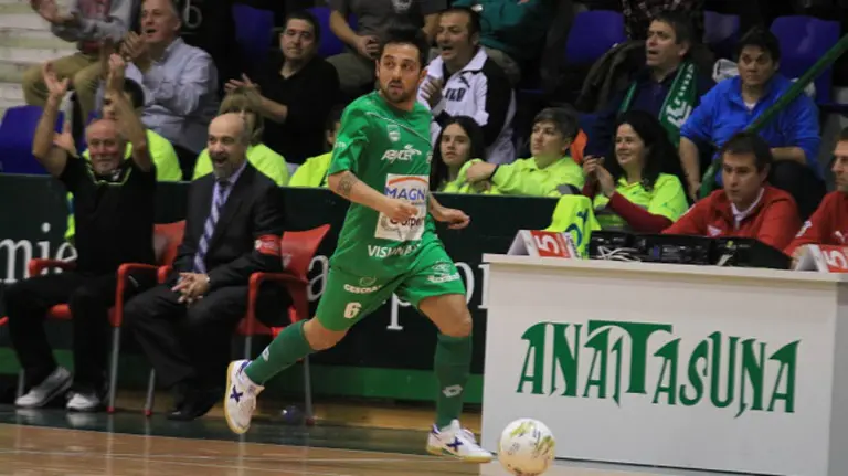 Jesulito en acción para el Magna Gurpea en el Anaitasuna.