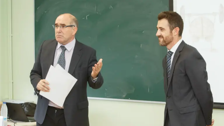 El profesor Merino (izq.) presenta al director gerente de Hidro Rubber Ibérica, Jon Angulo.