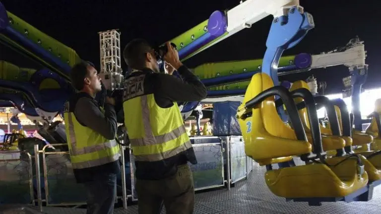 La Policía supervisa una de las atracciones en una feria. EFE