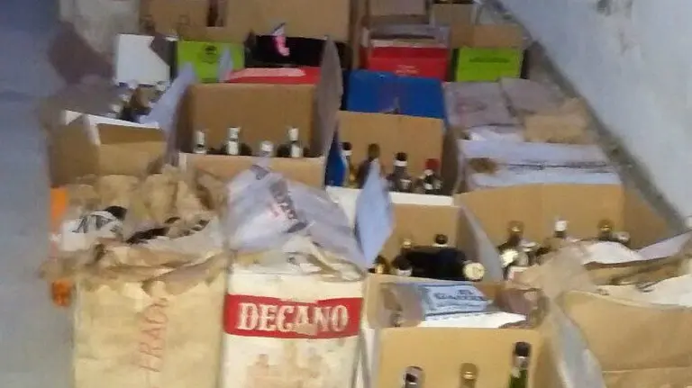 Parte de las botellas de alcohol incautadas por la Guardia Civil.