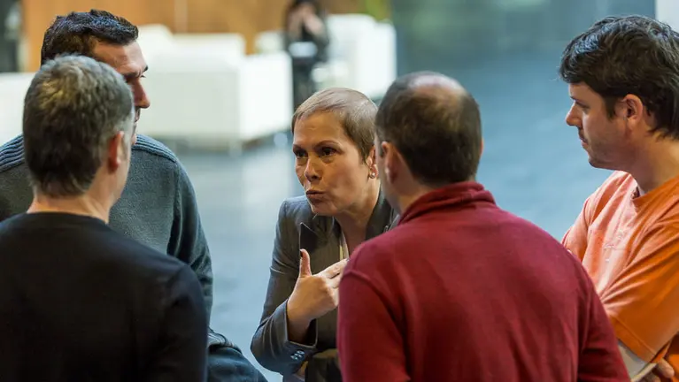 La presidenta de Navarra, Uxue Barkos, dialoga con representantes del comité de la empresa TRW (2). IÑIGO ALZUGARAY