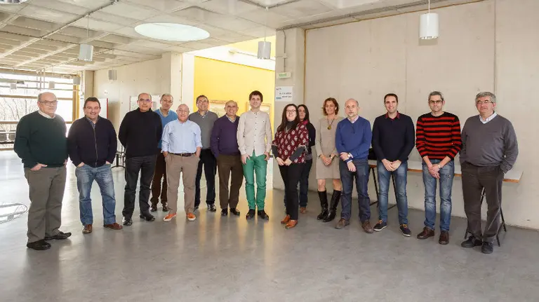 Los investigadores de RedVitis, reunidos en la UPNA, con su coordinador, Gonzaga Santesteban (el octavo, por la izquierda).