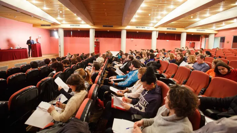 Los participantes del programa formativo atienden las explicaciones del profesor Mikel Izquierdo.