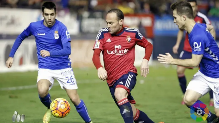 El delantero Nino en acción ante el Oviedo.
