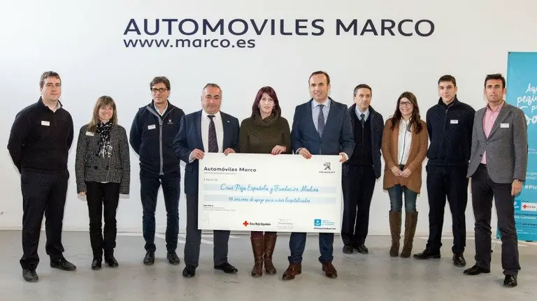 En la fotografía,  César Marco, Director de Automóviles Marco hace entrega de las 420 sesiones de apoyo a niños hospitalizados a Pedro Herrero Presidente de Cruz Roja Navarra , junto con Garbiñe Basarte,  de Cruz Roja Estella-Lizarra y José Luis Marco, Director Comercial,  junto con el equipo post venta de los dos concesionarios de Estella y Tudela.  Javier Mendía , Jon Pérez, Mikel Atienza, Beatriz Pagola, Josu López y Sara Carcavilla .