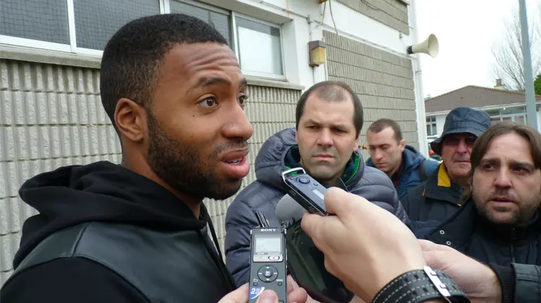 Jordan Loties hablando con los periodistas en Tajonar.