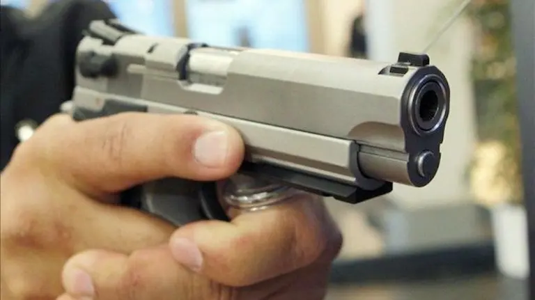 Un hombre apuntando con una pistola. EFE