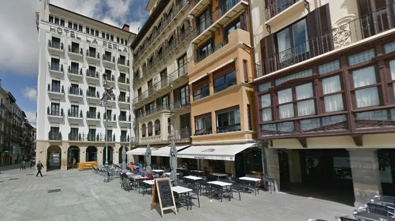 El Hotel La Perla, en la Plaza del Castillo.