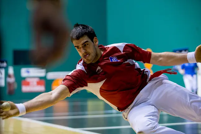 Partido del Campeonato de Parejas entre Ezkurdia-Barriola y Victor-Beroiz (18-22) celebrado en el frontón Labrit (25). IÑIGO ALZUGARAY
