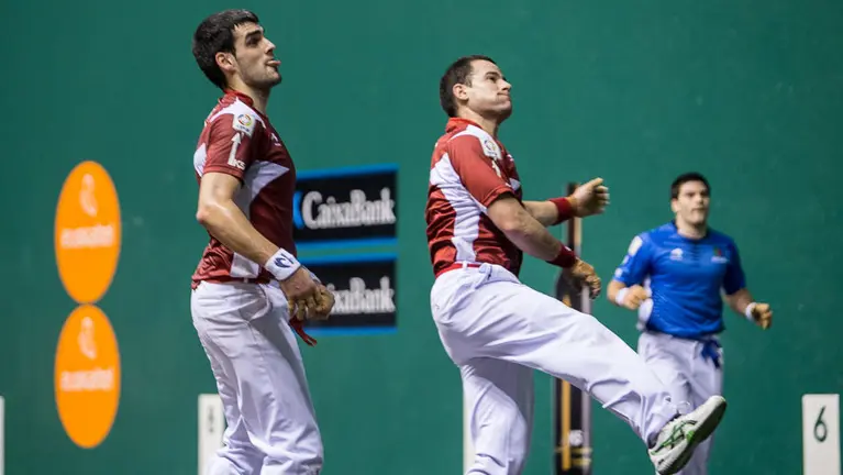 Partido del Campeonato de Parejas entre Ezkurdia-Barriola y Victor-Beroiz (18-22) celebrado en el frontón Labrit (42). IÑIGO ALZUGARAY