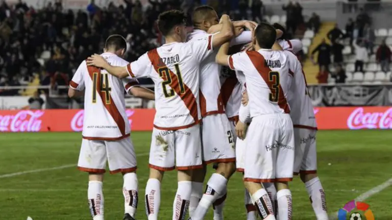 Alegría de los jugadores del Rayo en Vallecas.