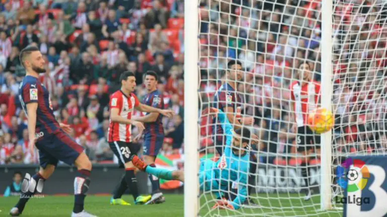 Gol del Athletic ante el Eibar en San Mamés.