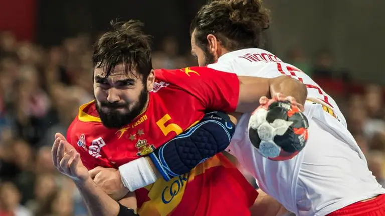 Maqueda es sujetado por el defensor danés. Efe.