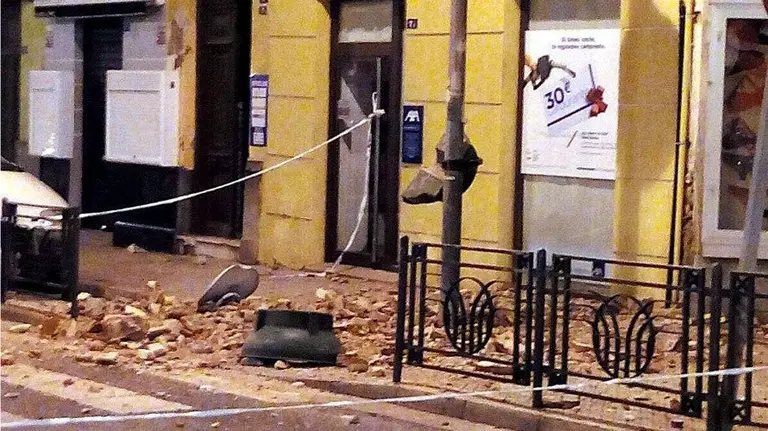 Aspecto de un inmueble afectado por el terremoto de 6.3 grados registrado en el Mar de Alborán. EFE.