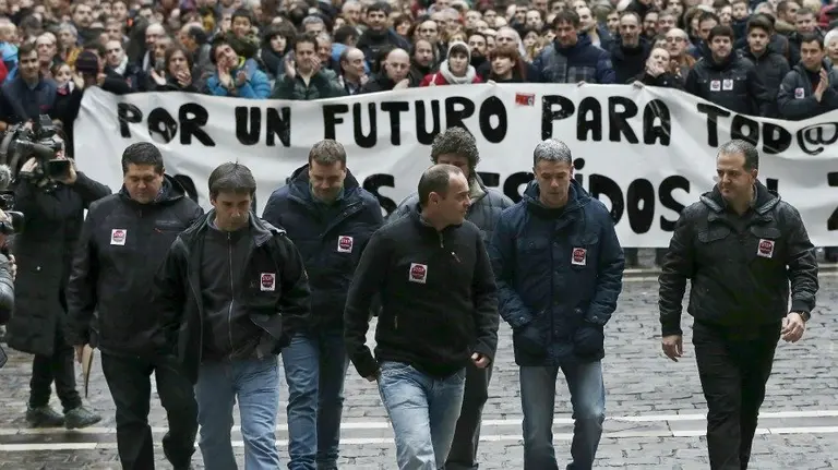 El comité de empresa de TRW acude a la reunión con el alcalde de Pamplona, Joseba Asirón. EFE