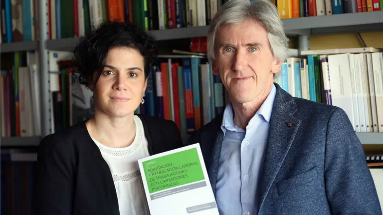 Los autores del libro, Jos&eacute; Luis Go&ntilde;i Sein y Beatriz Rodr&iacute;guez Sanz de Galdeano.