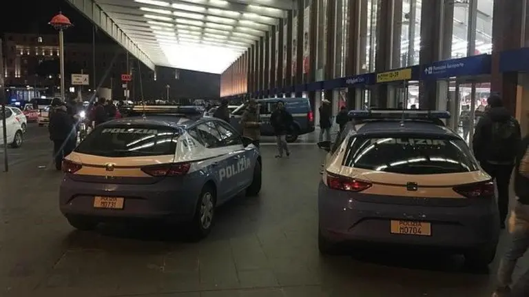 Despliegue policial en la estación de Termini, en Roma. EFE