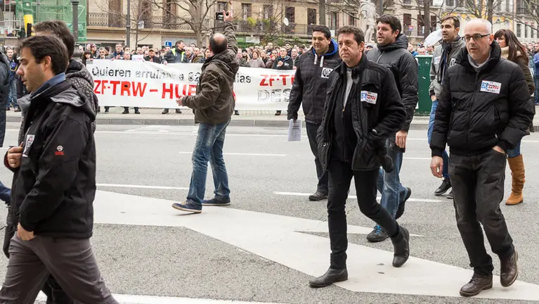 Una representación del Comité de Empresa de TRW informa de la situación de su conflicto laboral a la Comisión de Desarrollo Económico en el Parlamento de Navarra. IÑIGO ALZU (9)