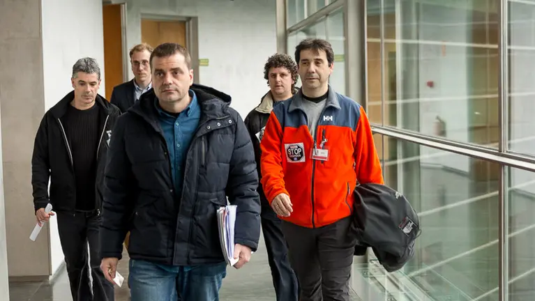 Una representación del Comité de Empresa de TRW informa de la situación de su conflicto laboral a la Comisión de Desarrollo Económico en el Parlamento de Navarra. IÑIGO ALZU (18)