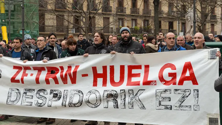 Una representación del Comité de Empresa de TRW informa de la situación de su conflicto laboral a la Comisión de Desarrollo Económico en el Parlamento de Navarra. IÑIGO ALZU (20)