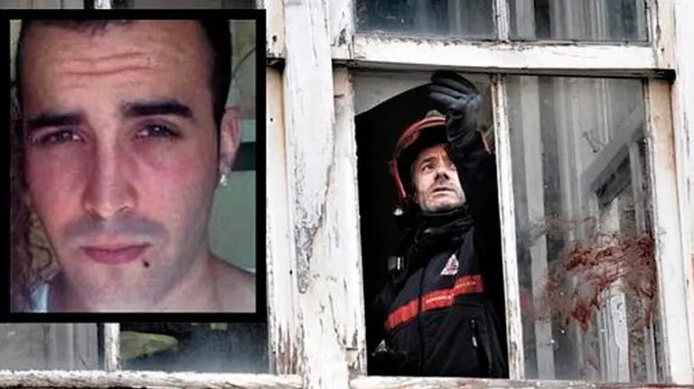 Imagen del acusado y un bombero en la ventana de la casa. ELCORREO