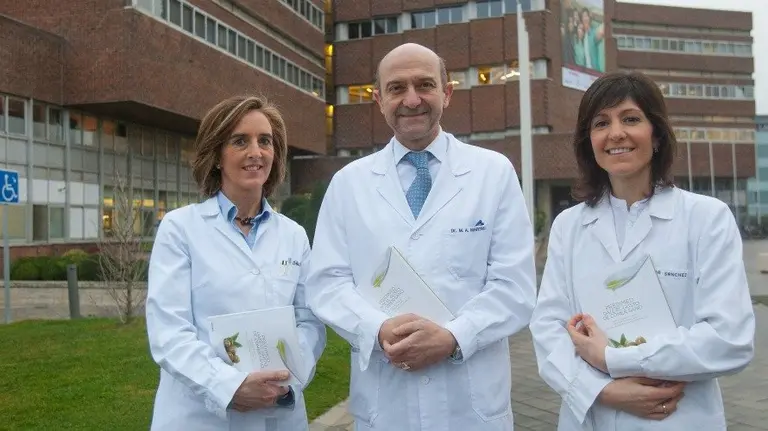 De izquierda a derecha, Beatriz San Julián, Miguel Ángel Martínez-González y Ana Sánchez-Tainta.