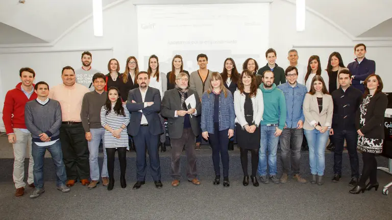 Los estudiantes participantes, junto a profesores de la UPNA y técnicos del CEIN, en la sede de esta última entidad.
