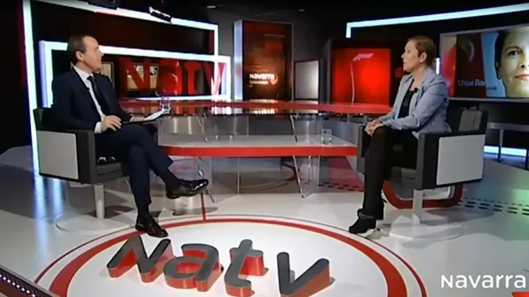 Uxue Barkos durante un momento de su entrevista con Roberto Cámara en Navarra TV.