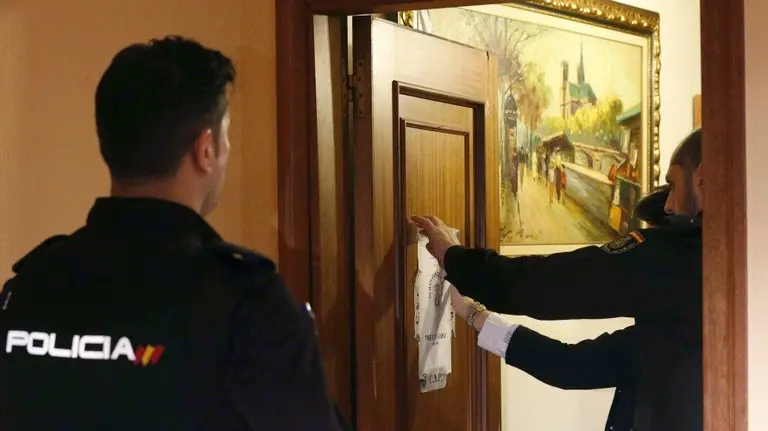Agentes de Policía precintan la vivienda en la que se ha detenido al hombre por matar presuntamente a su mujer. EFEJ.L.Cereijido