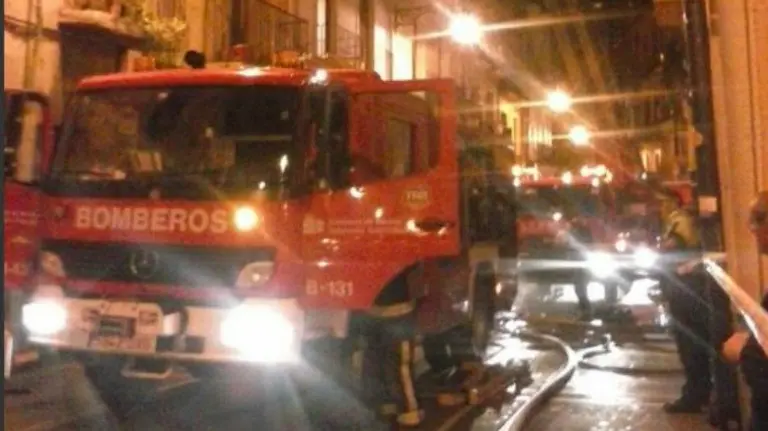 Bomberos en la Calle Carmen de Pamplona.
