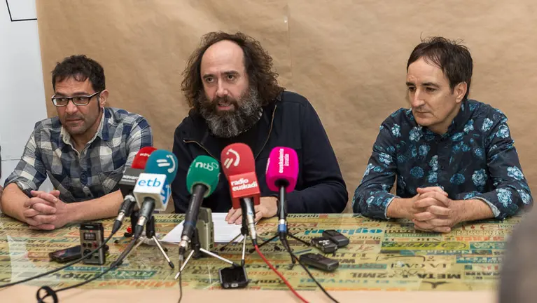 Mikel Urmeneta presenta su nueva marca, Katuki Saguyaki, acompañado de sus dibujantes y representantes de la Comparsa de Gigantes y Cabezudos de Pamplona (1). IÑIGO ALZUGARAY