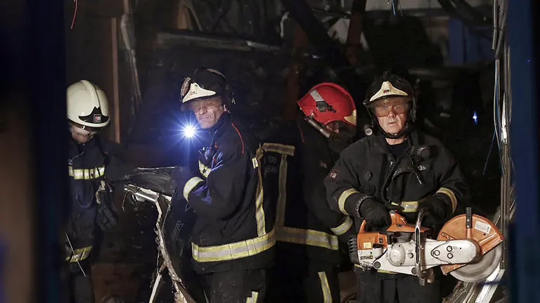 GRA103. PAMPLONA, 28/01/2016.- Un grupo de bomberos sofoca el incendio que se ha producido esta madrugada en una vivienda del casco Viejo de Pamplona a causa del cual cuatro personas, dos vecinas y dos bomberos, han tenido que ser trasladadas al Complejo Hospitalario de Navarra. Una de las personas trasladadas al hospital es la vecina de ese piso, de 22 años, que resultó herida tras lanzarse a un patio interior del edificio para huir de las llamas. El edificio de cinco plantas, en el que viven ocho personas, está situado en el número 12 de la calle del Carmen y ha sido desalojado, al igual que algunas viviendas del portal número 10. EFE/Jesús Diges