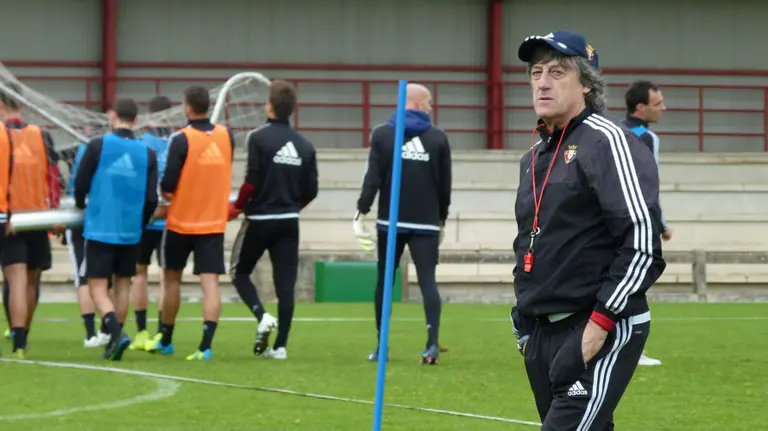 Martín Monreal con sus jugadores en Tajonar.